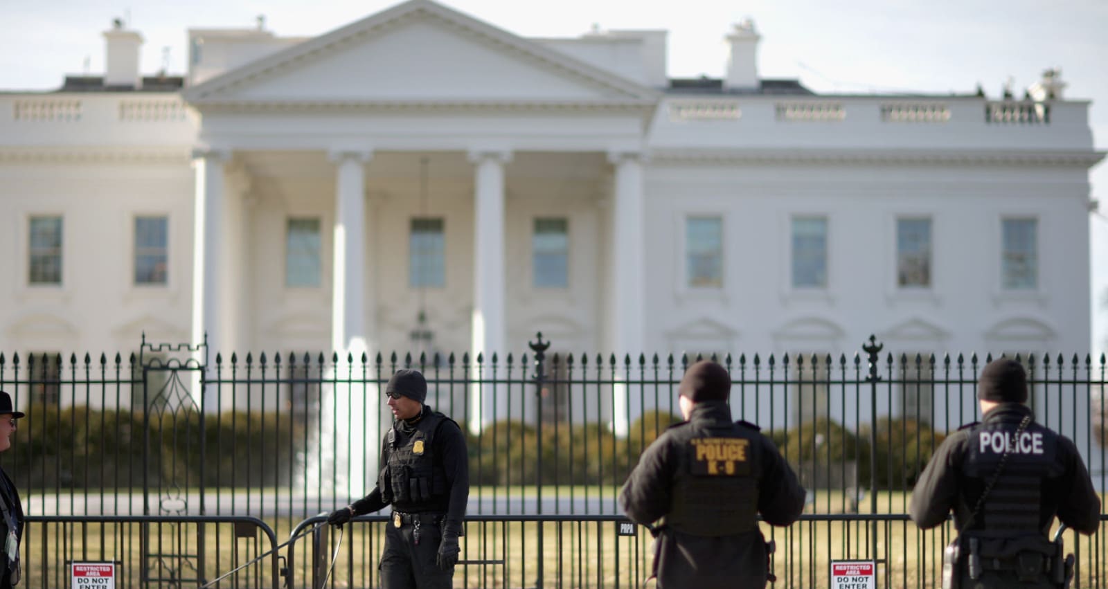One Dead After Car Slams Into Exterior White House Gate